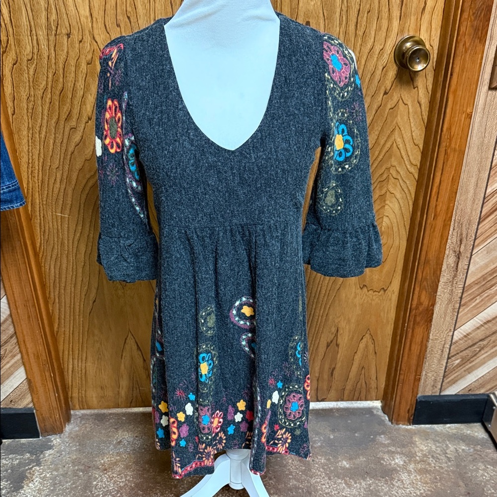 OB2-12 Floral Embroidered Gray Dress Medium NWOT